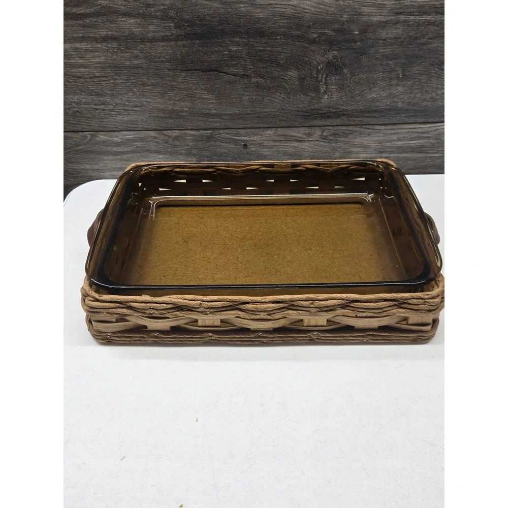 Vintage Pyrex 233-N‎ Amber Glass Baking Dish with Woven Basket Carrier 3QT 13x9